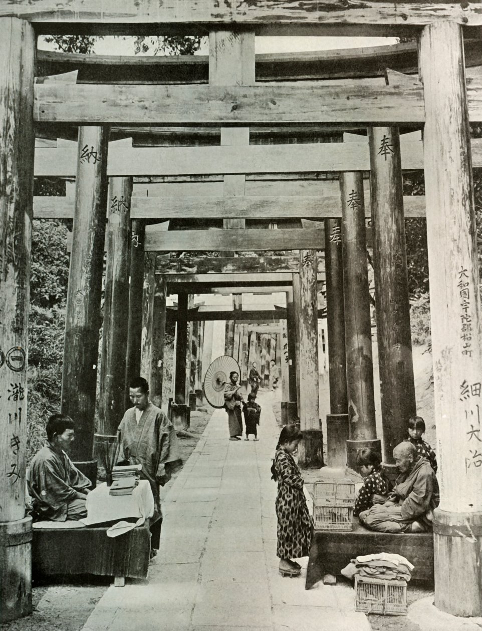 Uma avenida de Torii em Inari, 1910. de Herbert Ponting