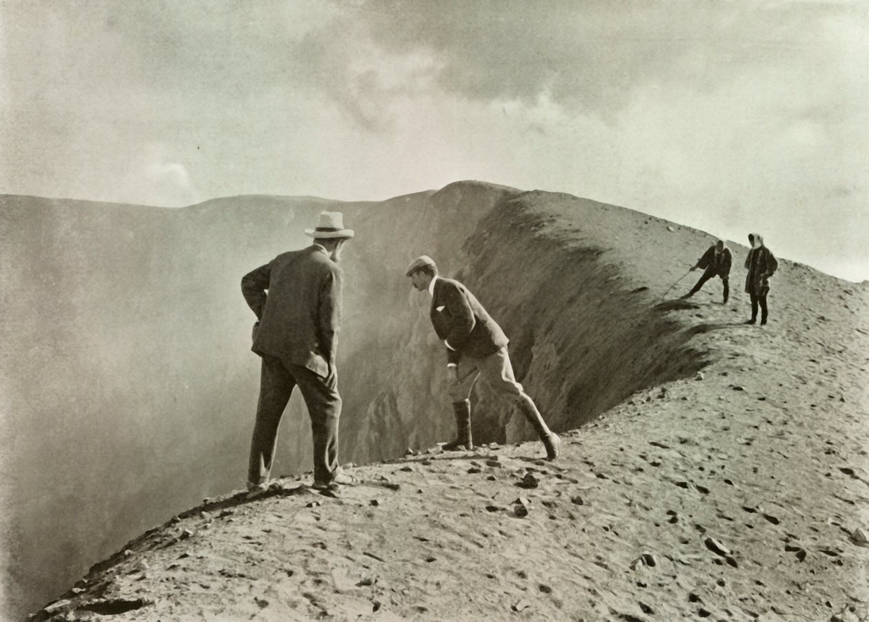 No Craters Brink, Asama-Yama, 1910. de Herbert Ponting