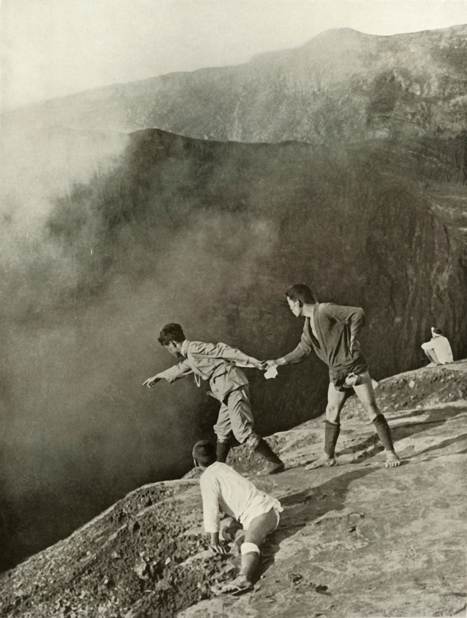 No Craters Brink, Aso-San, 1910. de Herbert Ponting