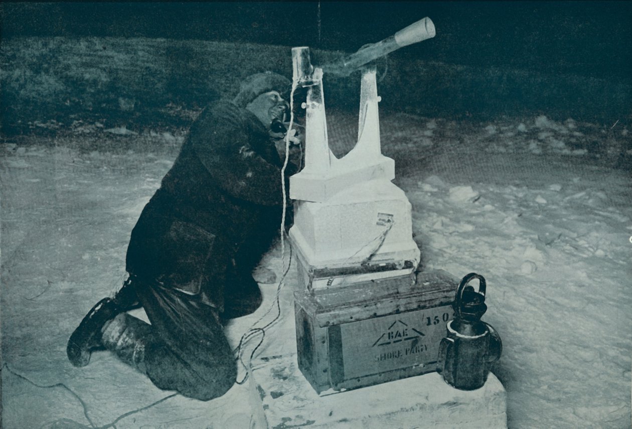CS Wright fazendo observação com o trânsito., 8 de agosto de 1911, 1913 de Herbert Ponting