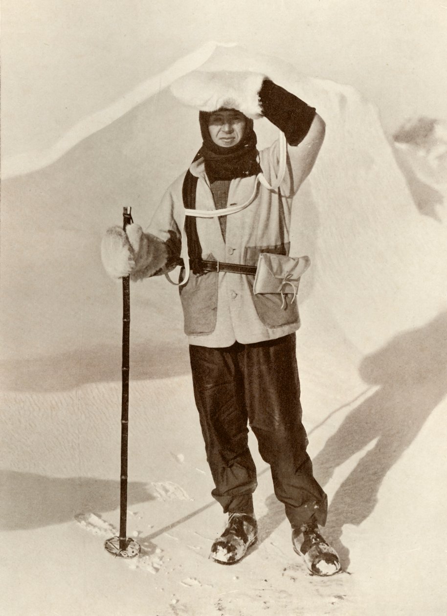 Capitão Scott usando a carteira na qual ele carregava seus diários de trenó, c1910-1911, 1913 de Herbert Ponting