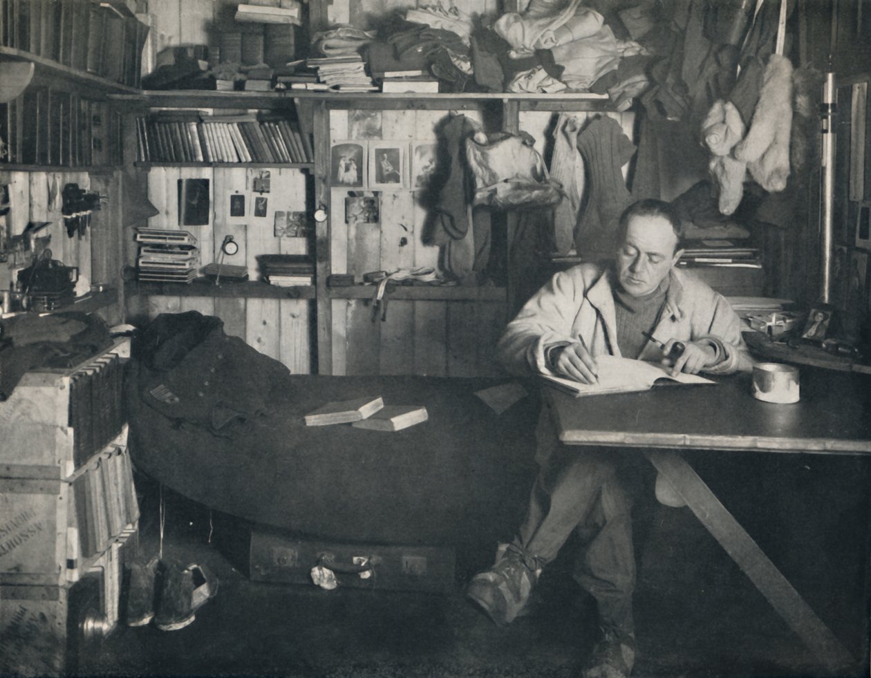 Capitão Scott Redigindo Seu Diário na Cabana de Cape Evans, c1911, 1914. de Herbert Ponting