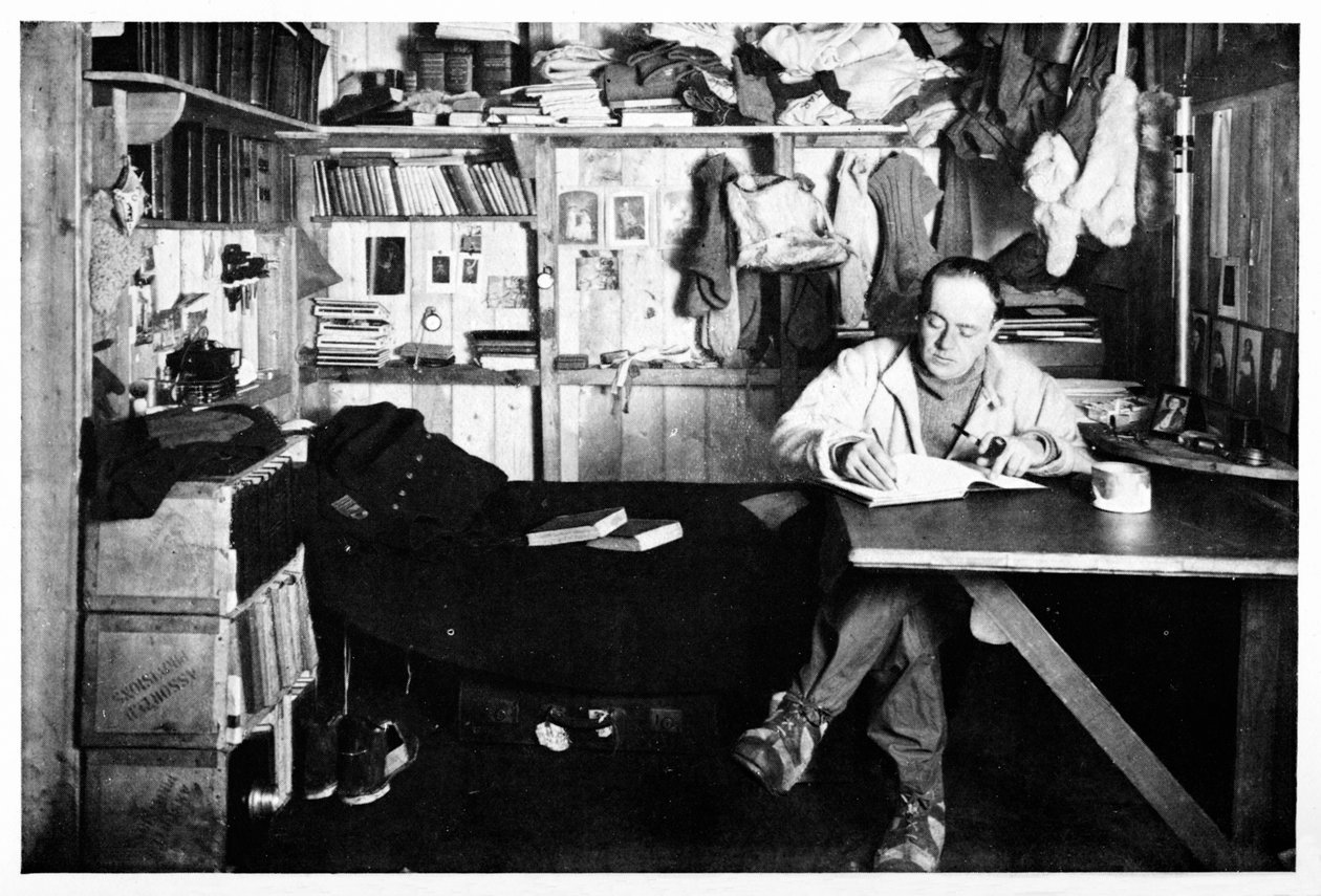 Capitão Scott que escreve seu diário, c1911, 1928. de Herbert Ponting
