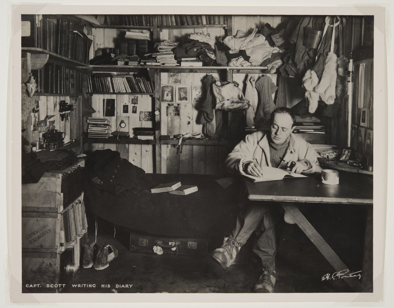Capitão Scott escrevendo seu Diário, durante a Expedição Terra Nova (1910-13) para o Pólo Sul (impressão de brometo) de Herbert Ponting