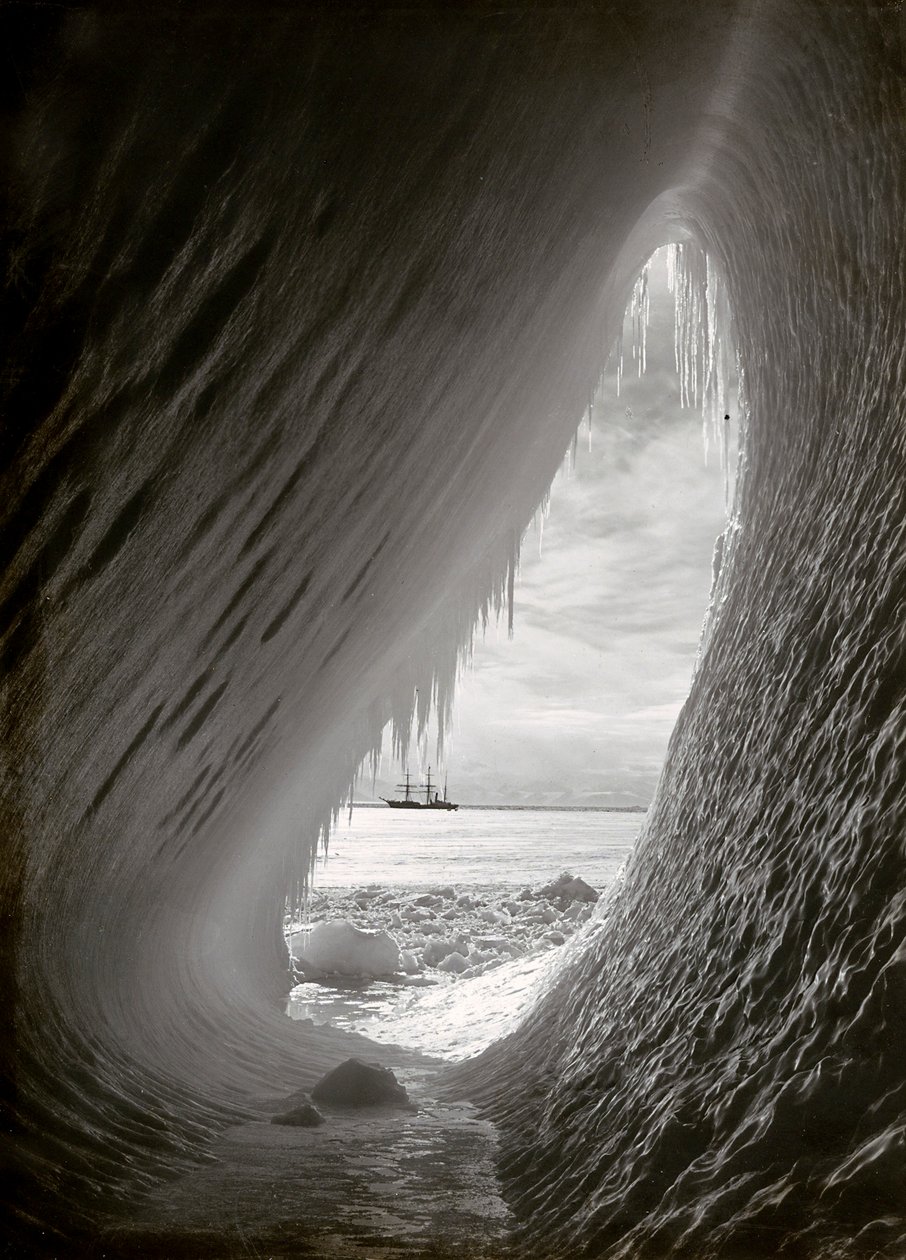 Caverna esculpida no gelo de Herbert Ponting