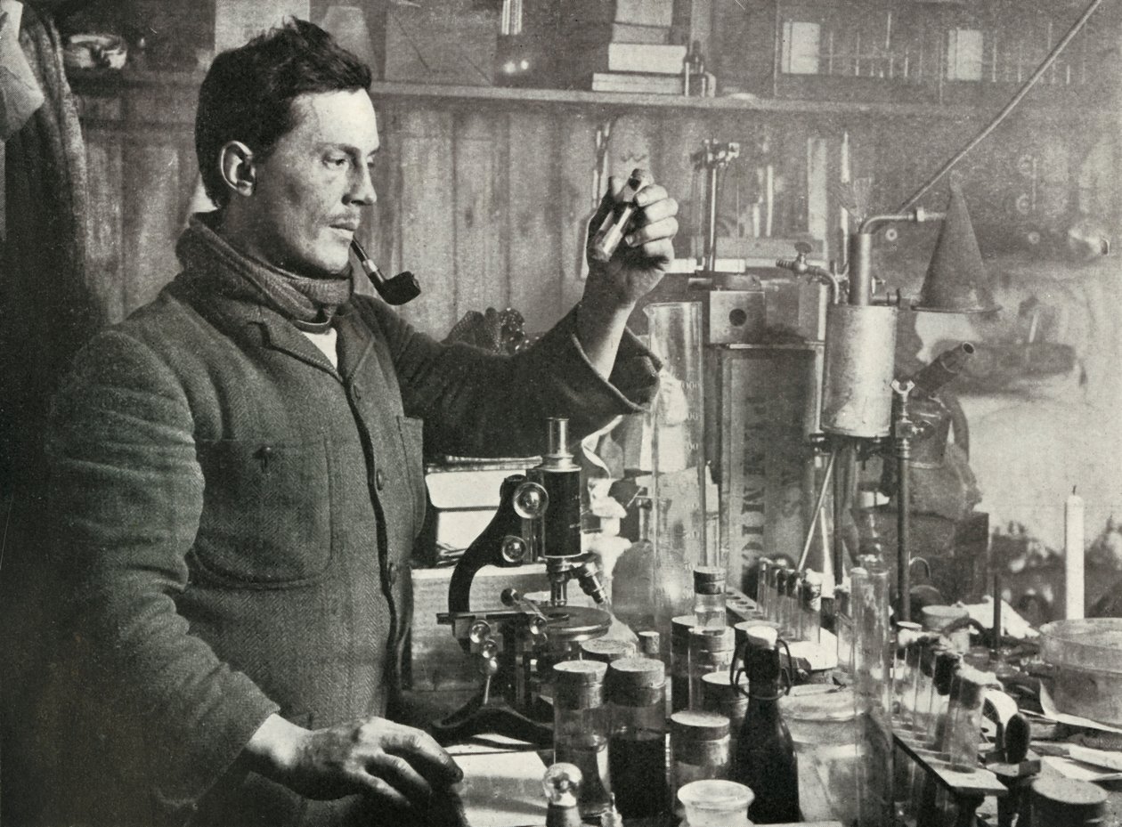 Dr. Atkinson em seu laboratório, 15 de setembro de 1911, 1913 de Herbert Ponting