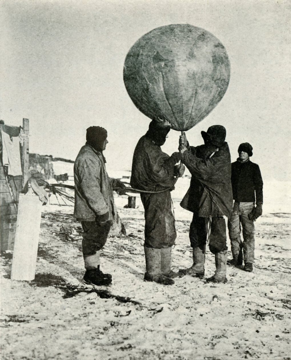 Dr. Simpson Enviando um balão, 1911, 1913 de Herbert Ponting