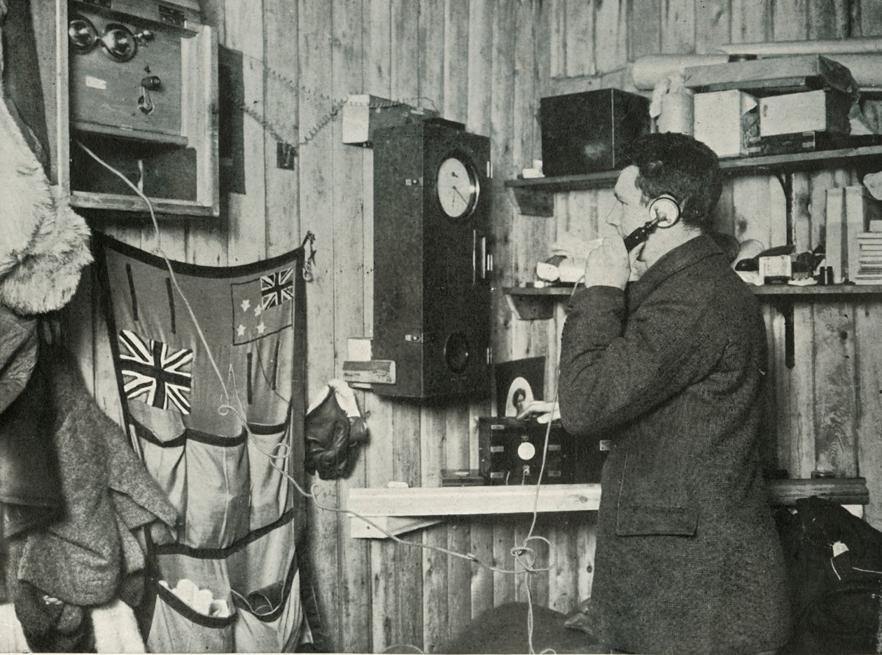Dr. Simpson na Cabana do outro lado do telefone Cronometrando a observação, c1911, 1913 de Herbert Ponting