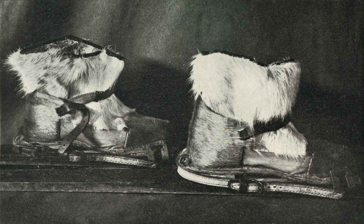 Finnesko equipado com os sapatos de esqui mostrados acima, c19101913, 1913 de Herbert Ponting
