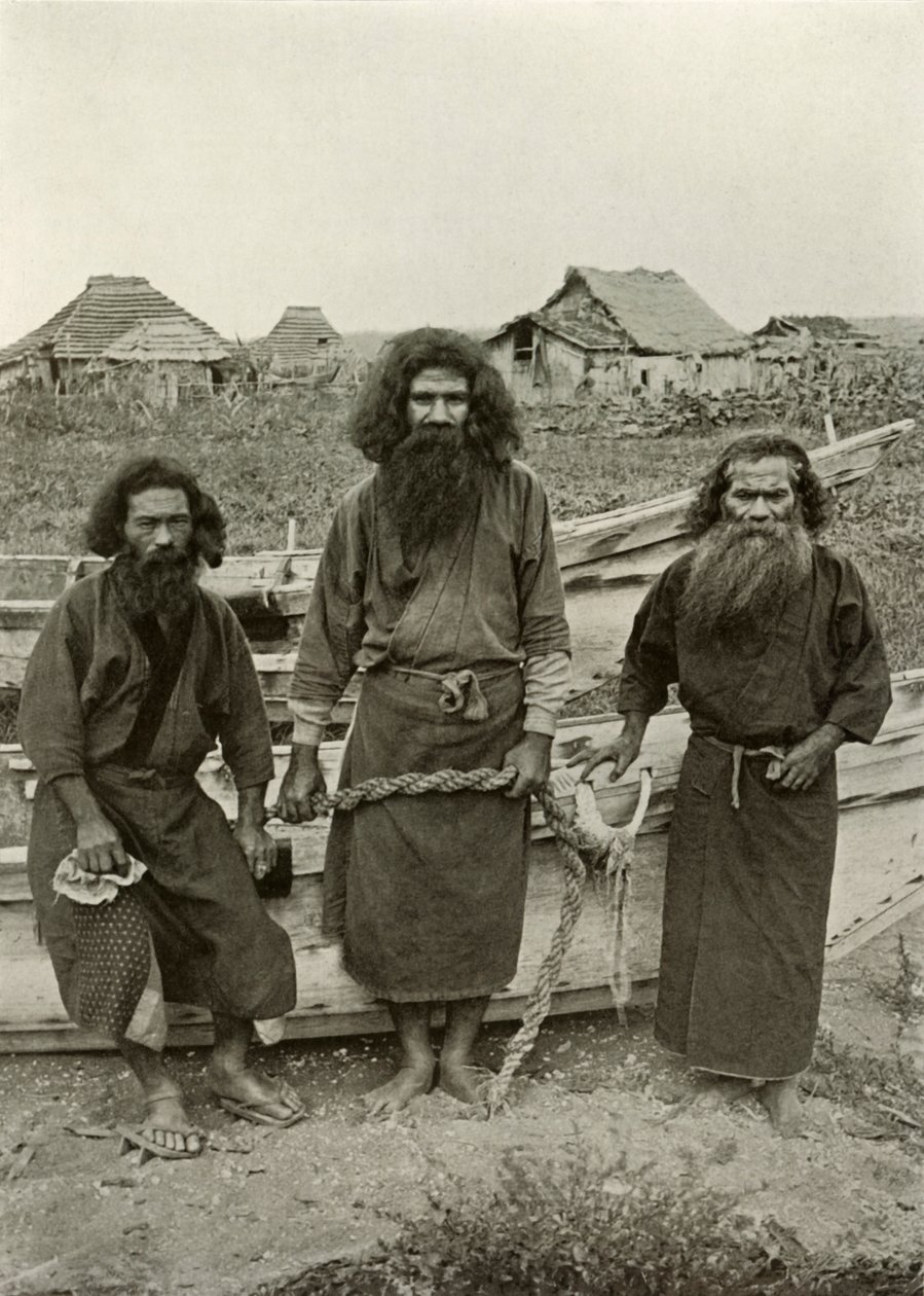 Happu Konno, o caçador no centro e dois pescadores de Ainu, 1910. de Herbert Ponting
