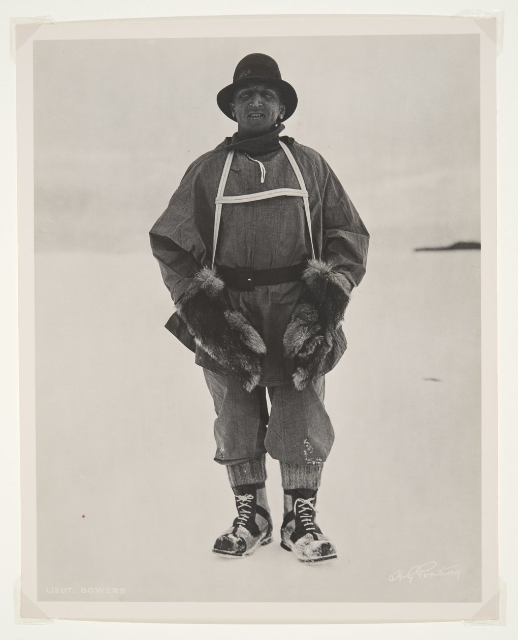 Tenente Bowers durante a expedição Terra Nova (1910-13) ao Pólo Sul (impressão de brometo) de Herbert Ponting