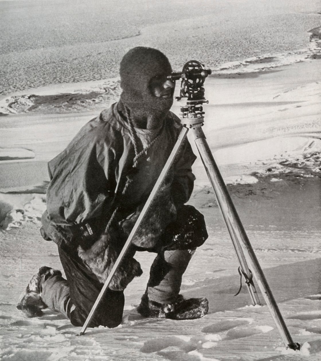Lieut. ERGR Evans examinando o teodolito de quatro polegadas, outubro de 1911, 1913. de Herbert Ponting