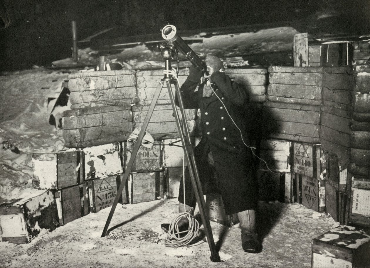 Lieut. Evans Observando Uma Ocultação de Júpiter, 8 de junho de 1911, 1913 de Herbert Ponting
