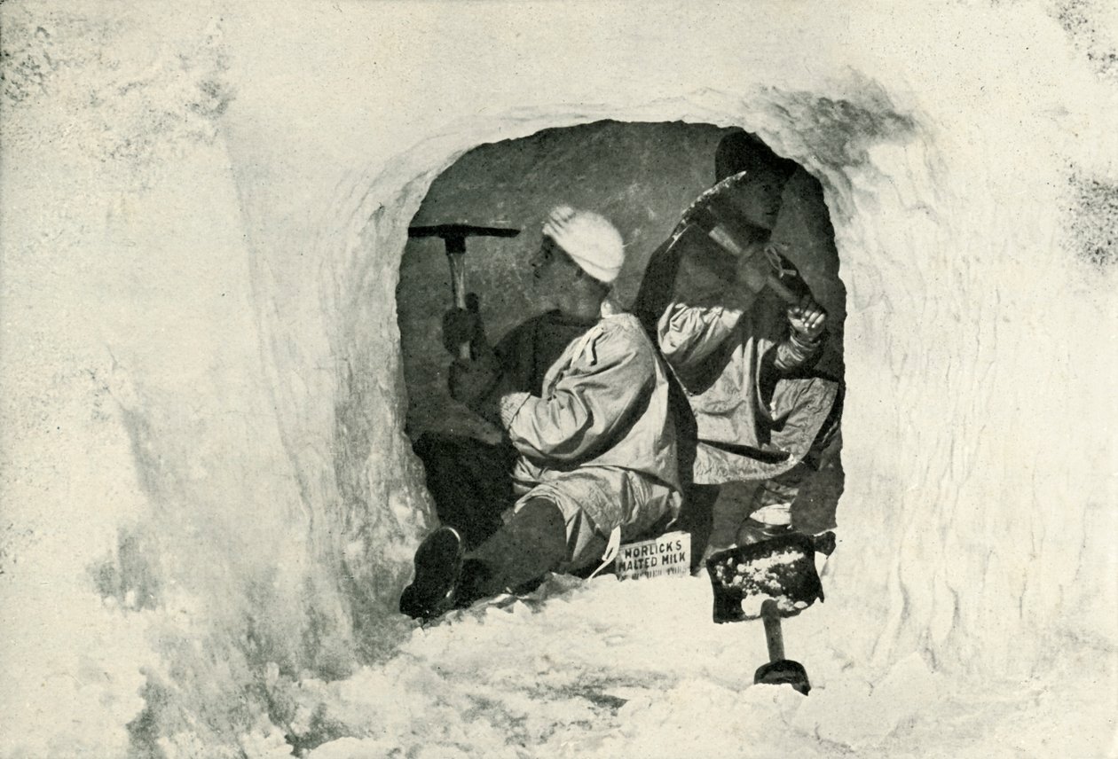 Lieut. Evans e Nelson cortando uma caverna para armazenamento a frio, 12 de janeiro de 1911, 1913 de Herbert Ponting