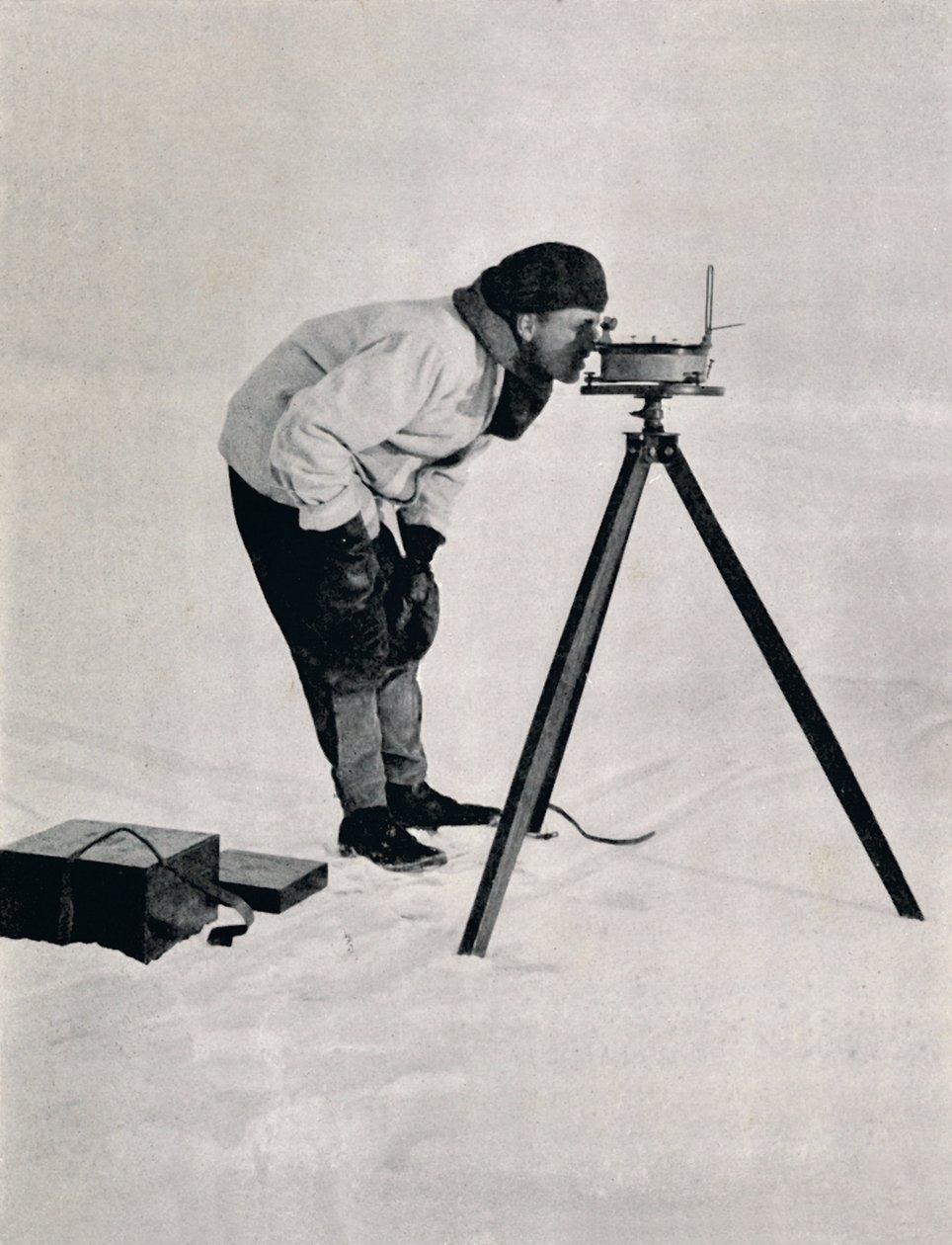 Lieut. Pennell com uma bússola prismática, dezembro de 1910, 1913 de Herbert Ponting