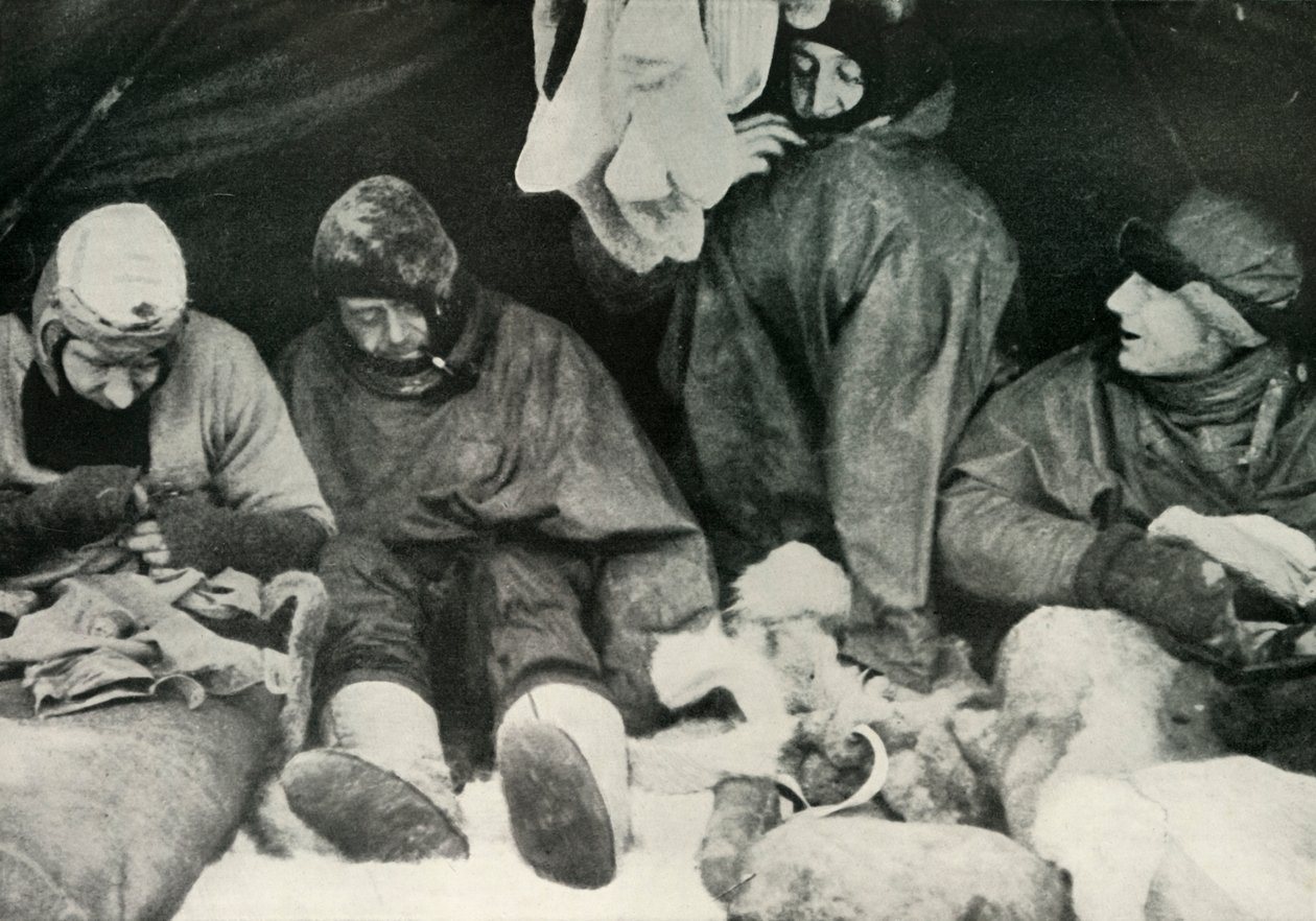 Membros do Partido Polar Entrando nos Sacos de Dormir, c1911, 1913. de Herbert Ponting