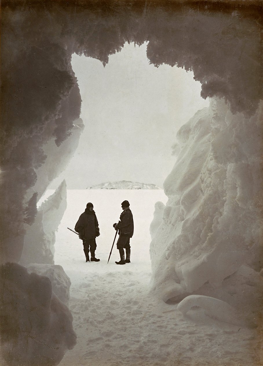 Homens no exterior de uma gruta escavada no gelo durante uma expedição à Antárctida de Herbert Ponting