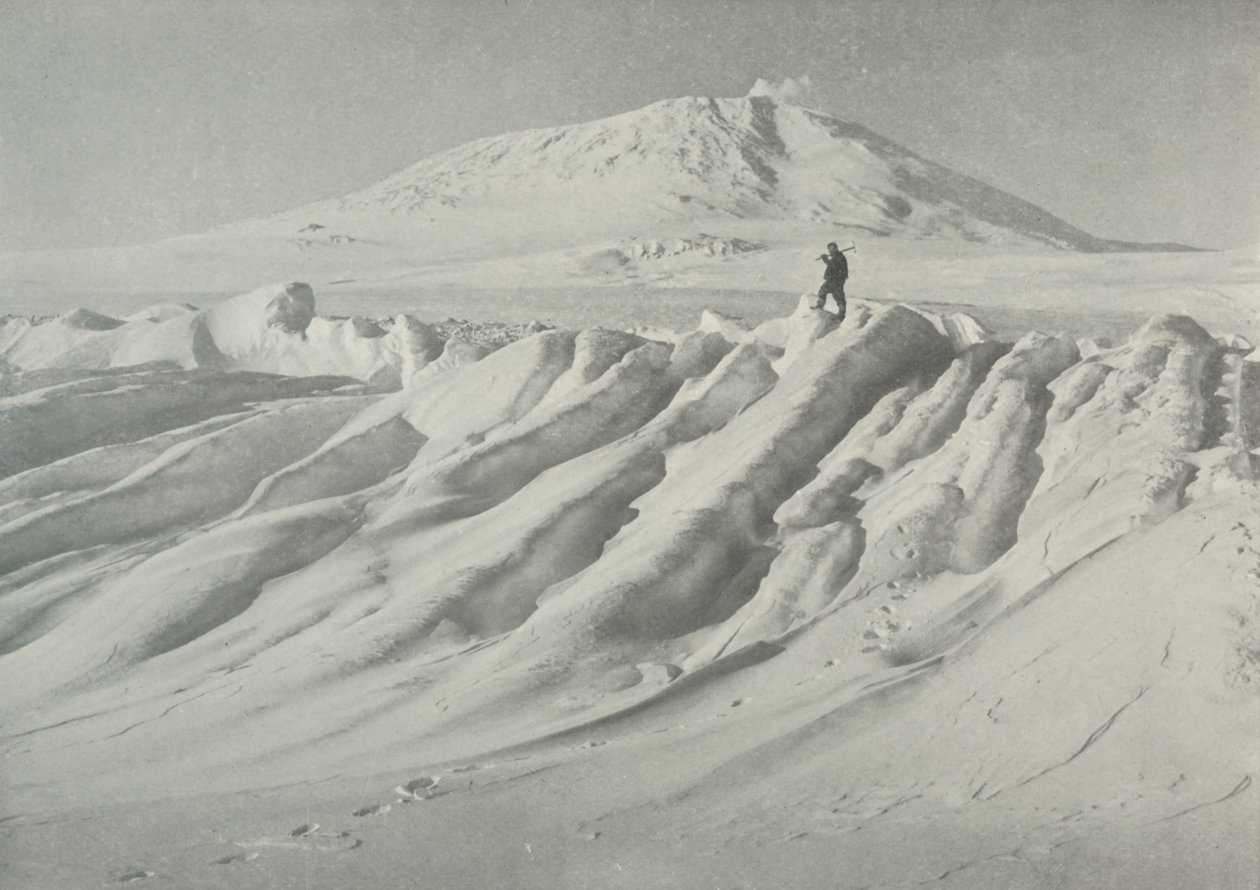 Monte Erebus sobre um iceberg desgastado pela água, outubro de 1911, 1913 de Herbert Ponting