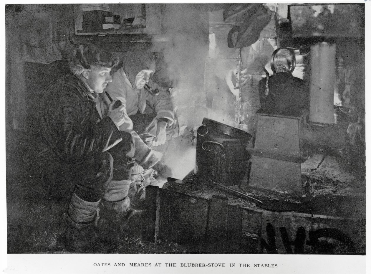 Oates & Meares no fogão de gordura nos estábulos, 1911 de Herbert Ponting