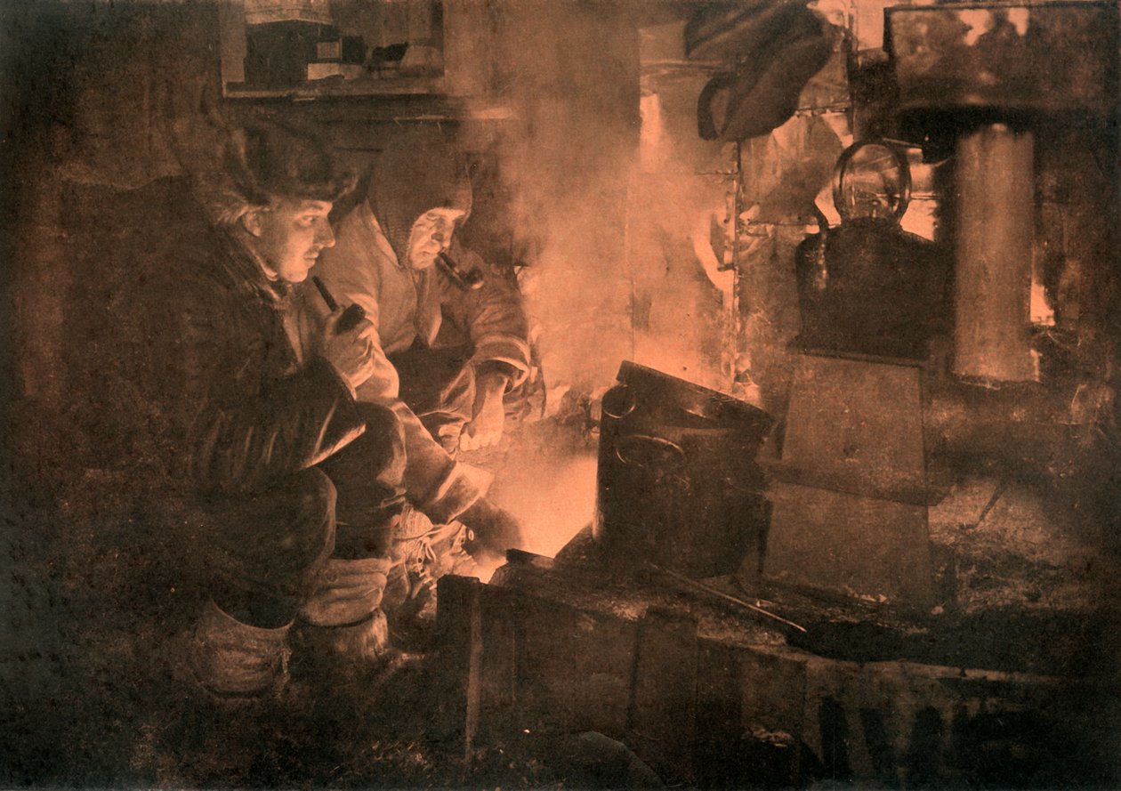 Oates e Meares no fogão de gordura nos estábulos, 1911, 1913 de Herbert Ponting