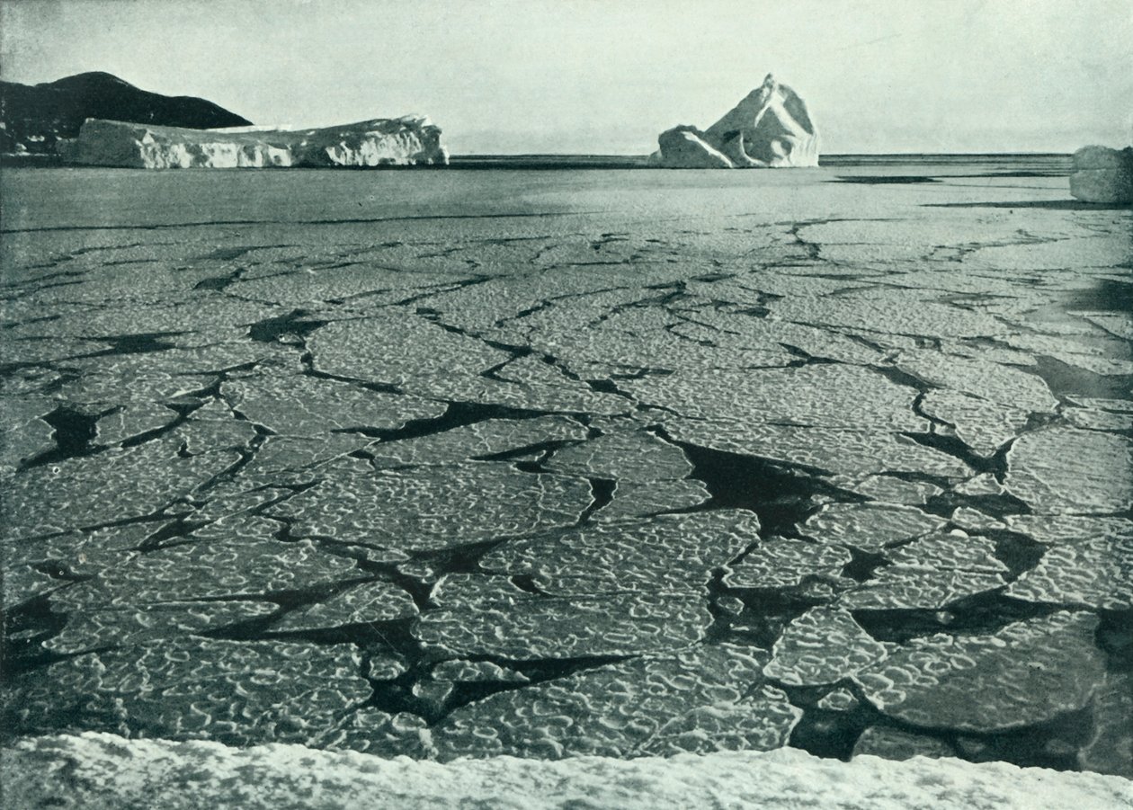 Gelo da panqueca que forma em floes fora do cabo Evans, c19101913, 1913. de Herbert Ponting