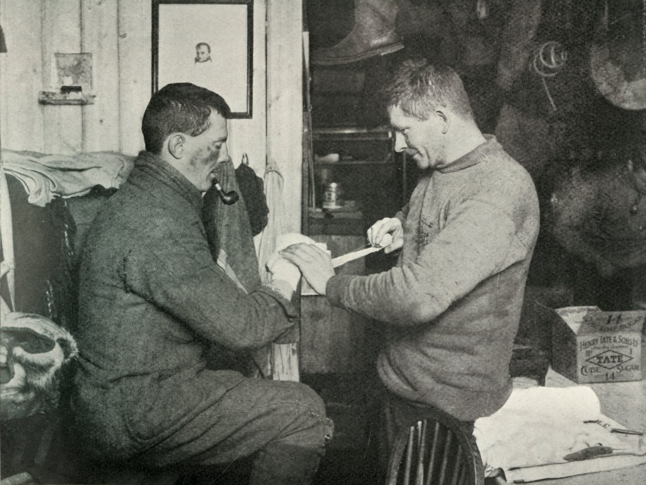 O pequeno oficial Evans ligando a mão do Dr. Atkinsons, 5 de julho de 1911, 1913 de Herbert Ponting
