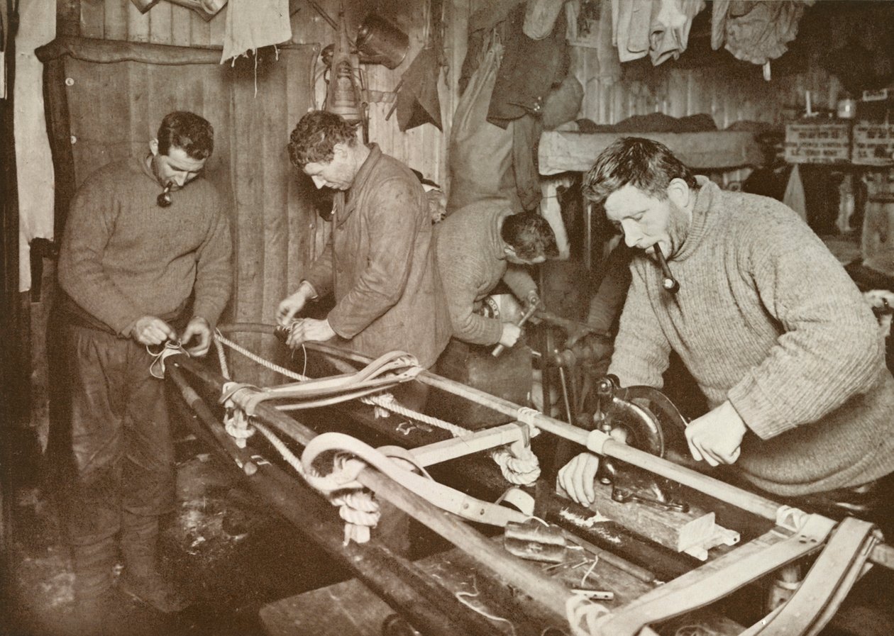 Preparando trenós para a viagem polar Crean, Forde, Lashly, PO Evans, c1911, 1913. de Herbert Ponting