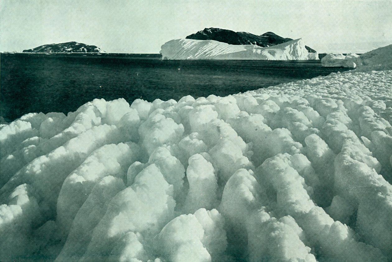 Pulverize os cumes de gelo após uma nevasca, c19101913, 1913. de Herbert Ponting
