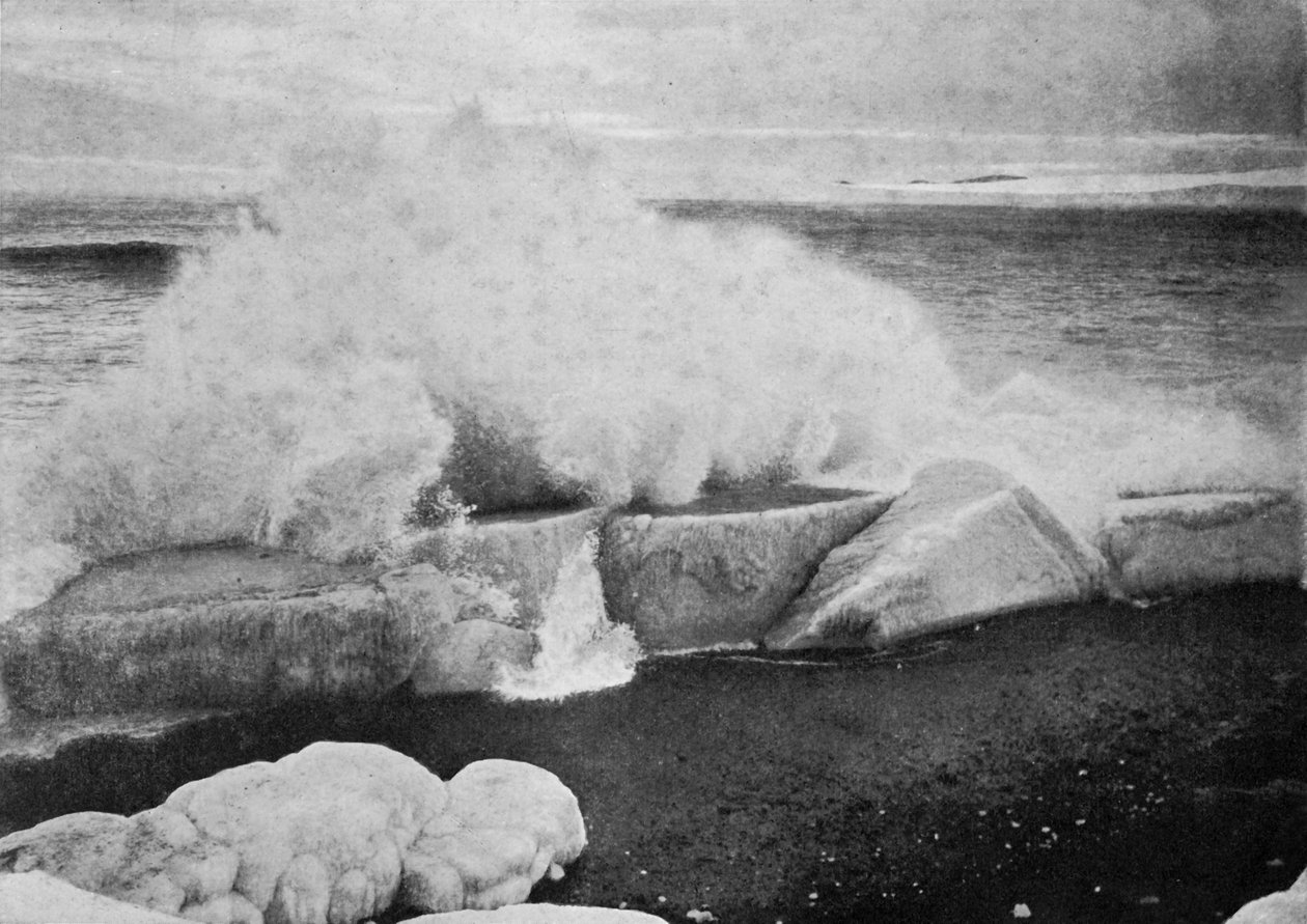 Surf, quebrar, contra, encalhado, gelo, em, capa evans, c19101913, 1913 de Herbert Ponting