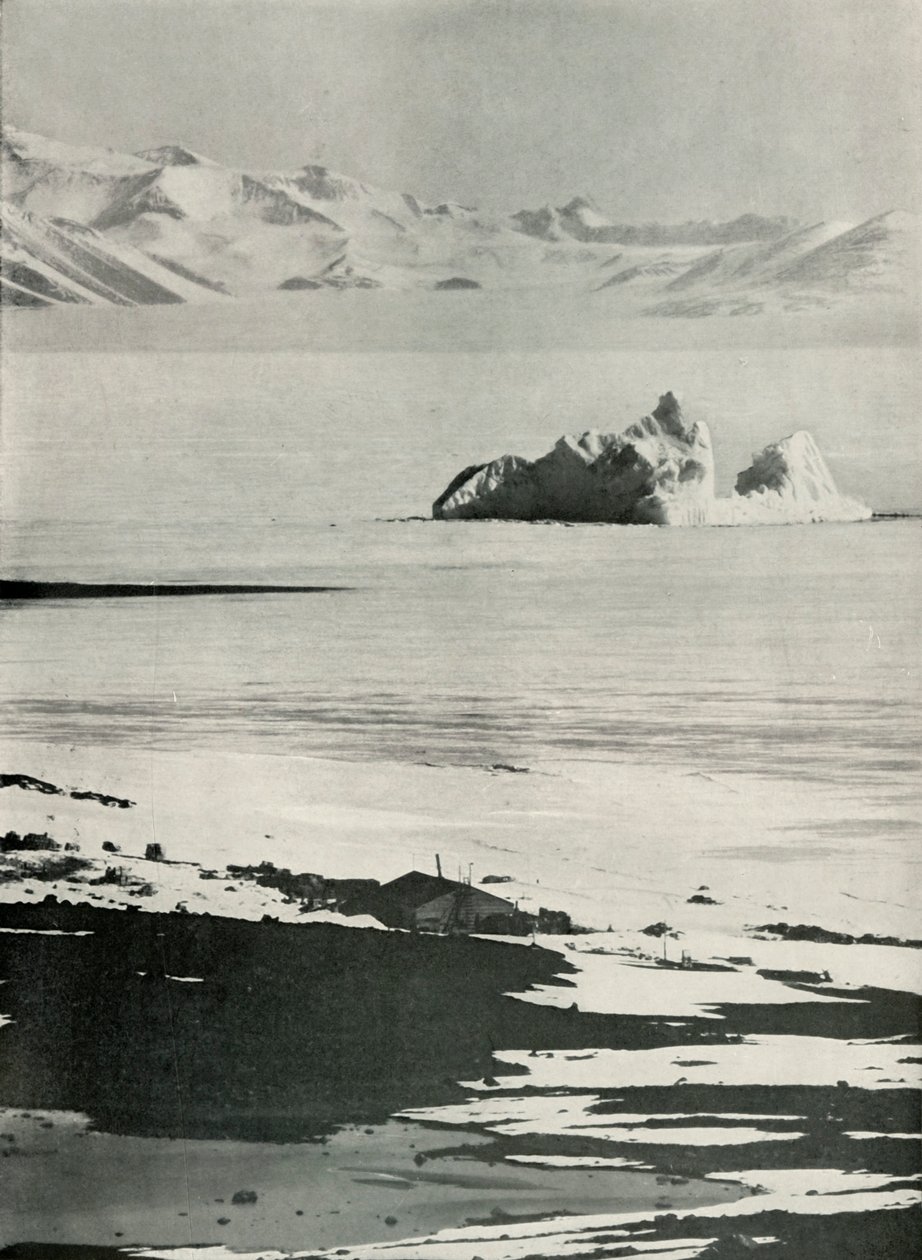 A cabana e as montanhas ocidentais do topo da rampa, c19101913, 1913. de Herbert Ponting