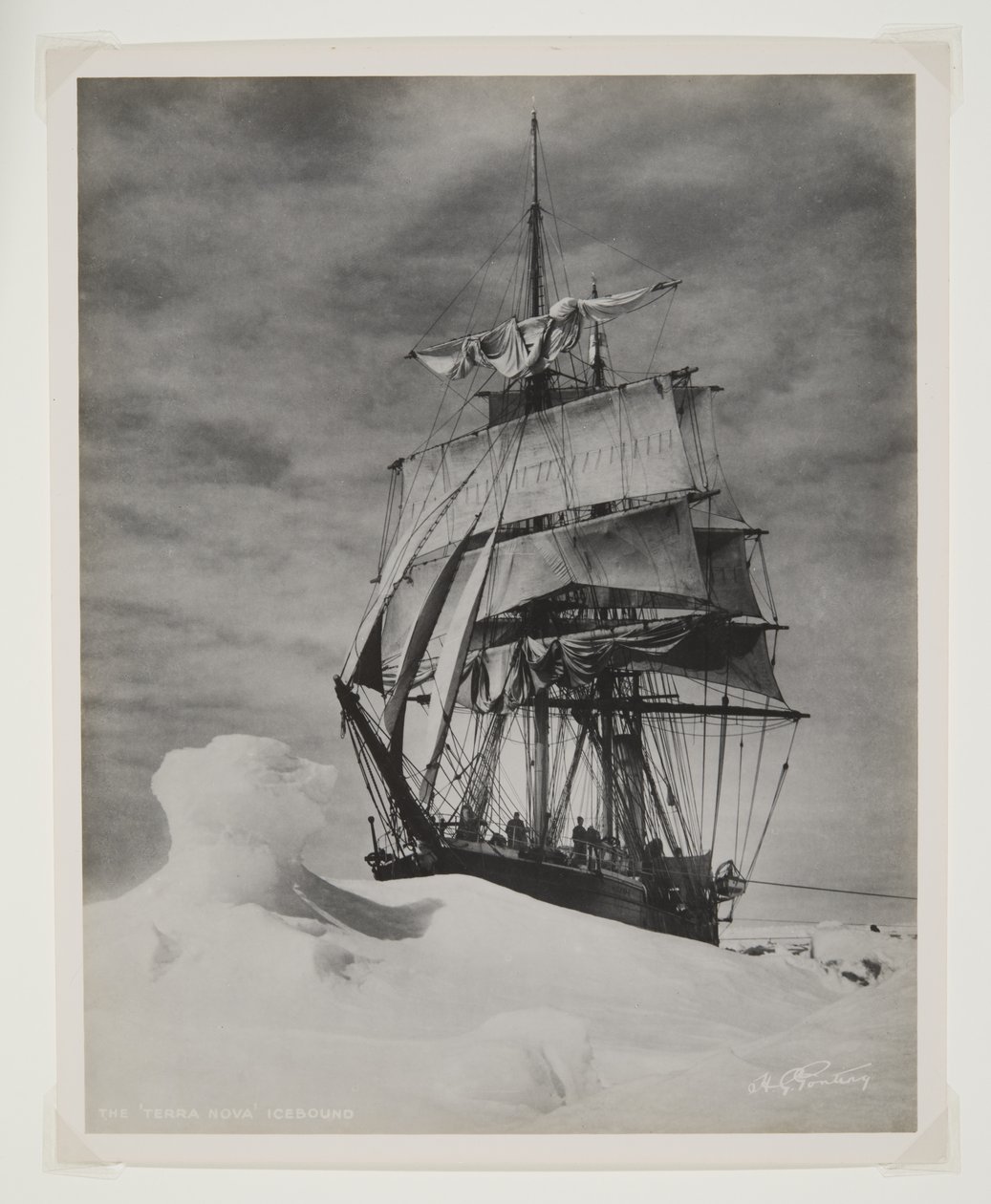 O Terra Nova Icebound (impressão de brometo) de Herbert Ponting