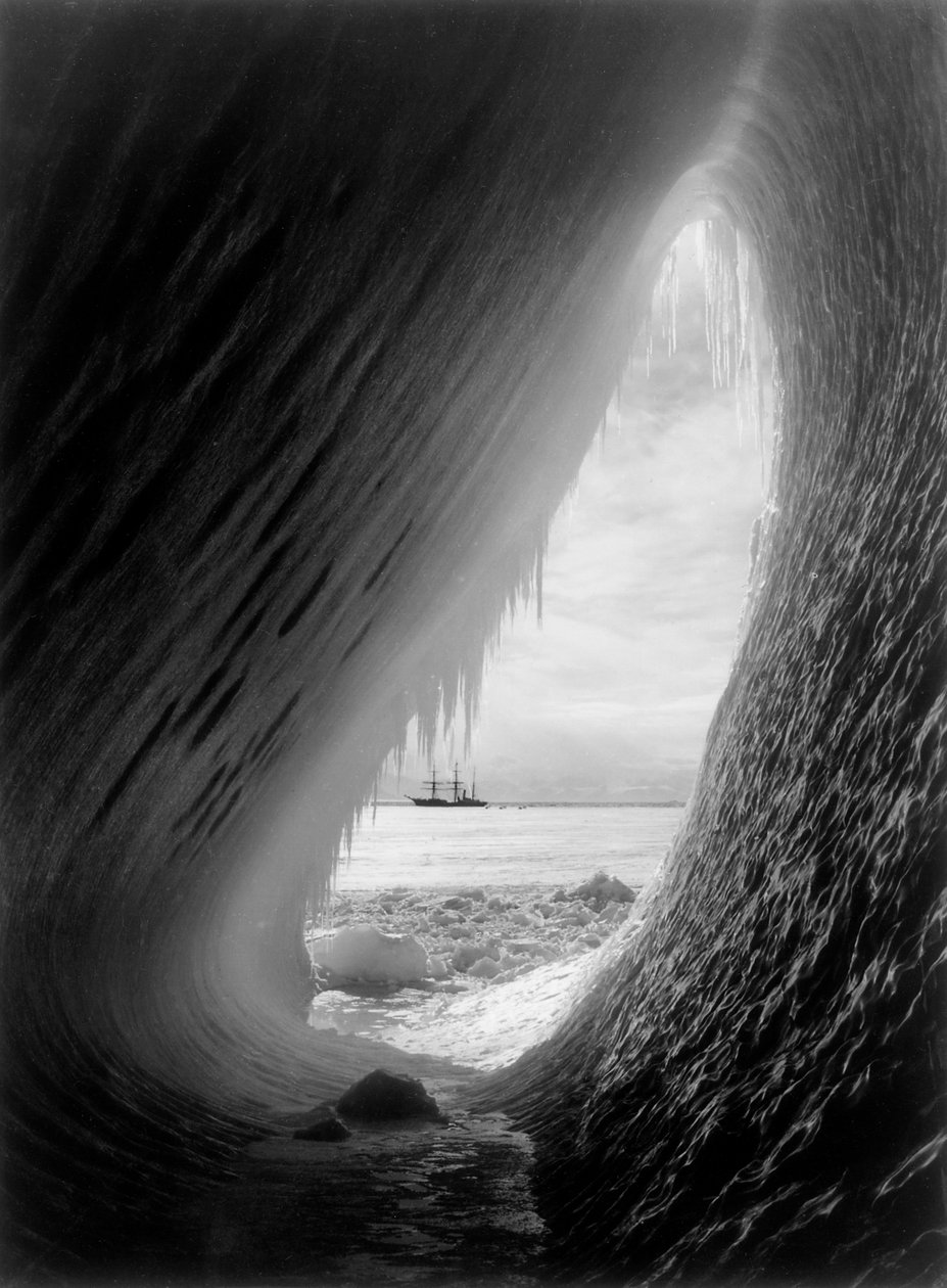 Terra Nova em McMurdo Sound, Antártica, 1911 de Herbert Ponting