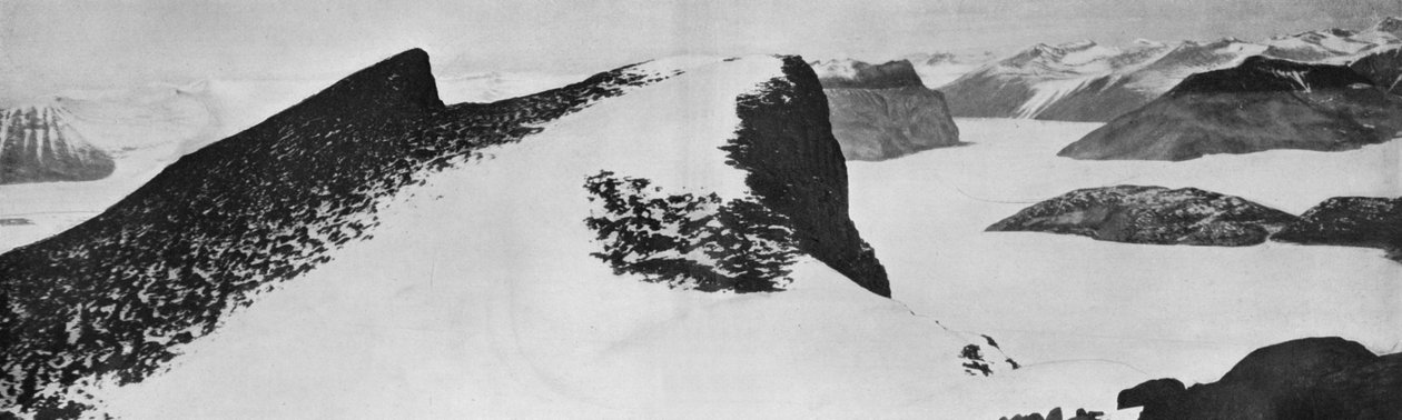 O topo do Monte Suess, olhando para o sul, c1911, 1913. de Herbert Ponting