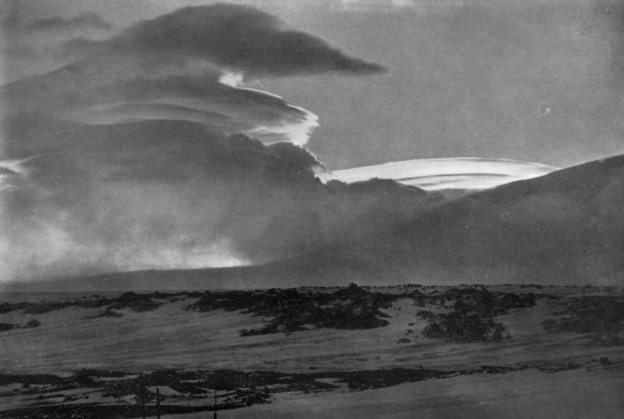 Nuvens de Whaleback sobre o Monte Erebus, c19101913, 1913. de Herbert Ponting