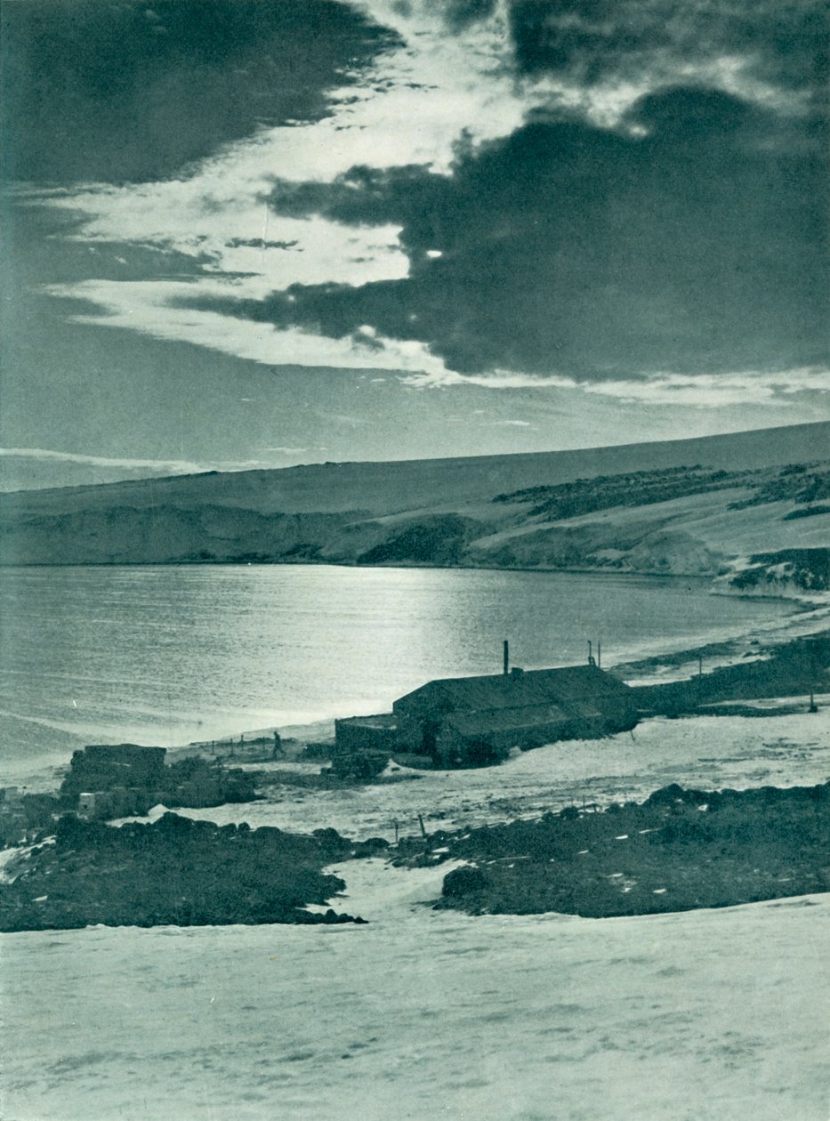 Quartos de inverno em Cape Evans, c19101913, 1913 de Herbert Ponting