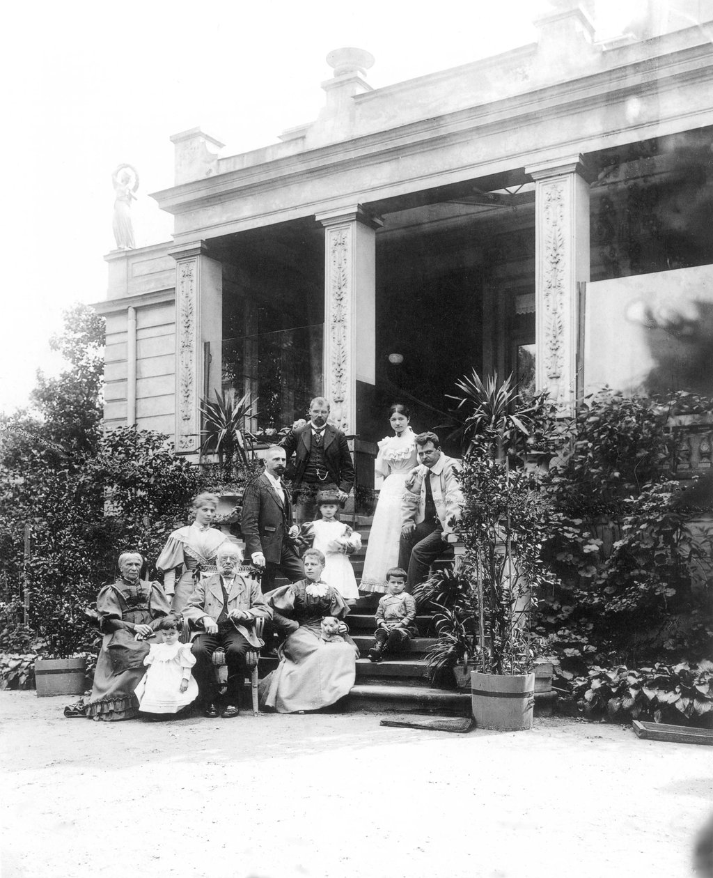 Max Klinger (1857-1920, no topo da foto à esquerda) com sua família em frente à casa de seus pais em Leipzig, Karl-Heine-Strasse 2 (lado do jardim) de Hermann Walter