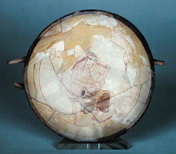 Taça de fundo branco no sótão representando uma musa tocando uma lira, de Eretria (cerâmica) de Hesiod Painter Hesiod Painter