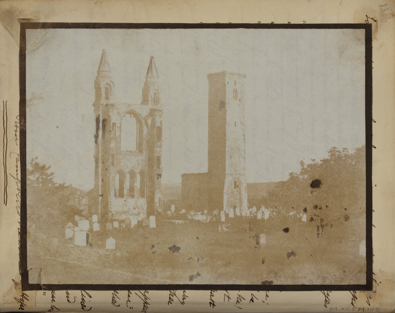 St. Regulus Tower e o frontão leste de St. Andrews do noroeste de Hill and Adamson