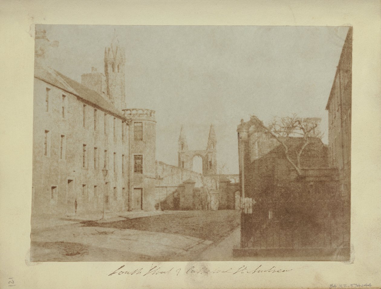 O East End de South Street, St. Andrews, com as ruínas da Catedral à distância de Hill and Adamson