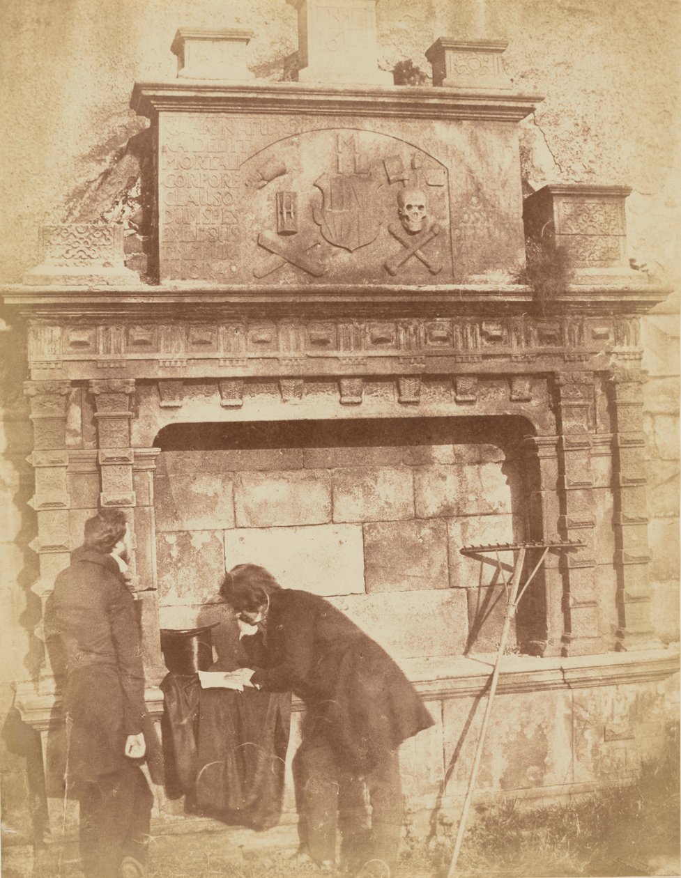 [D.O.Hill e um amigo no Monumento a Bethune, Greyfriars, Edimburgo] de Hill and Adamson