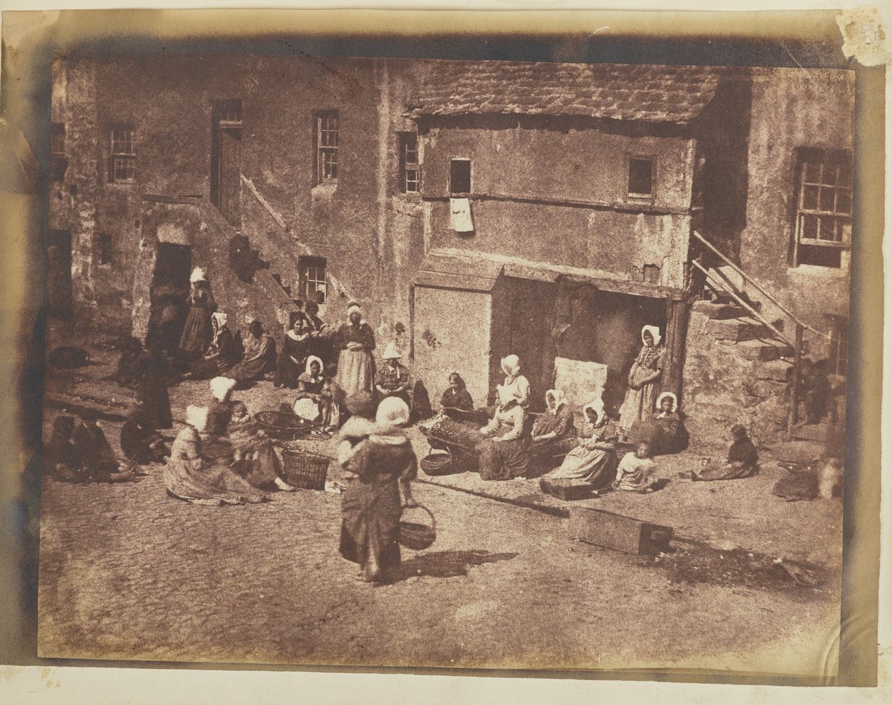 [Fishergate, St. Andrews, mulheres e crianças a fazer isco nas linhas] de Hill and Adamson