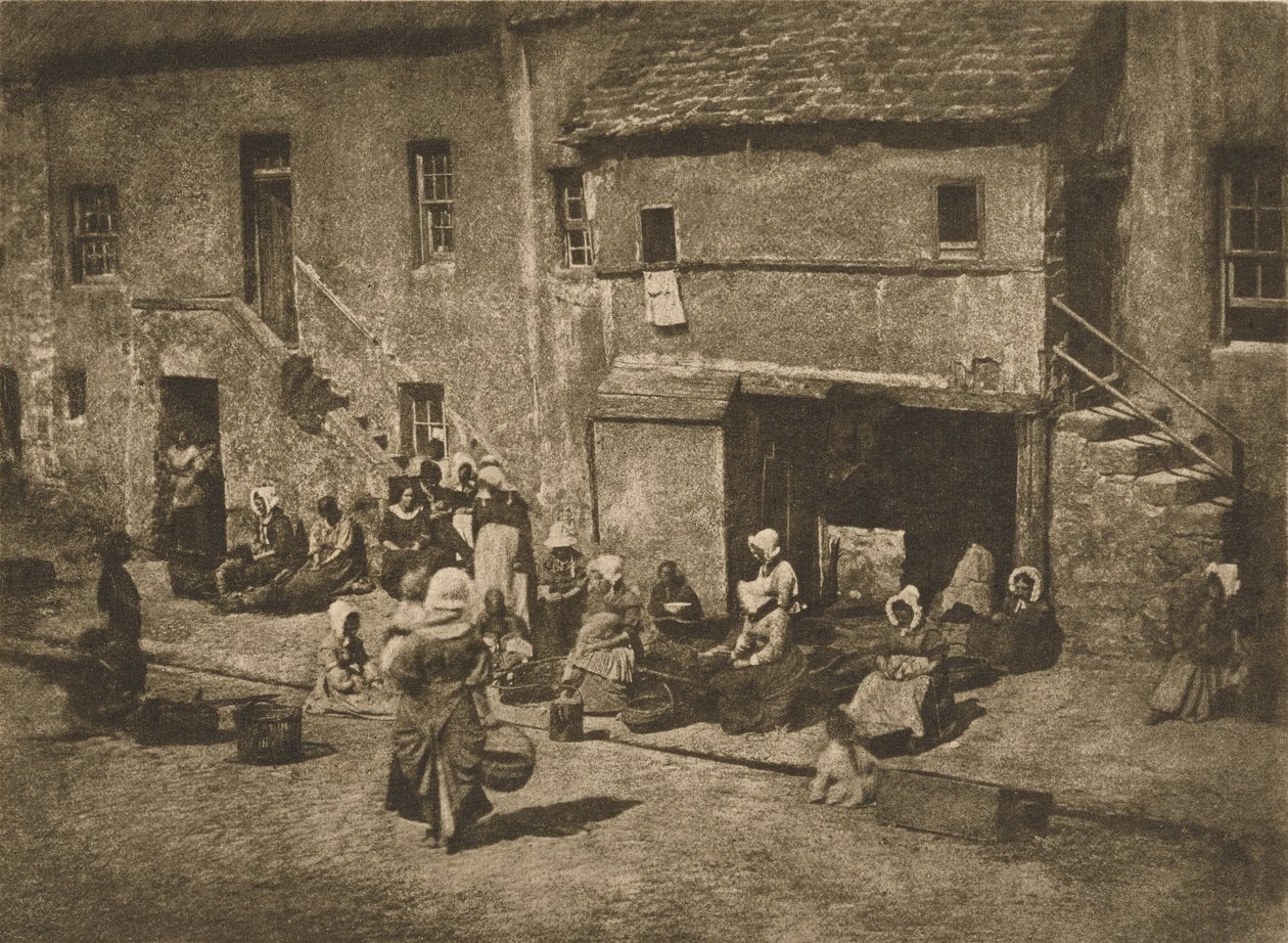 [Mulheres e crianças a fazer isco nas linhas, Fishergate, St Andrews] de Hill and Adamson