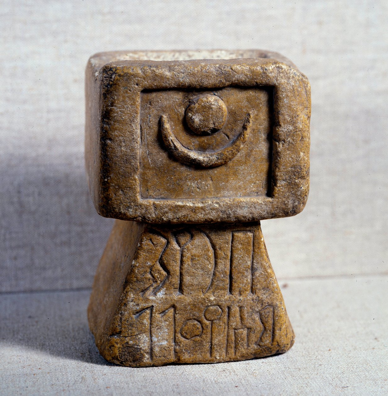 Antiquite oriental: altar Himyarite com incenso calcário em base piramidal dedicado a Athtar. Século V a.C. Paris, Museu do Louvre de Himyarite Himyarite
