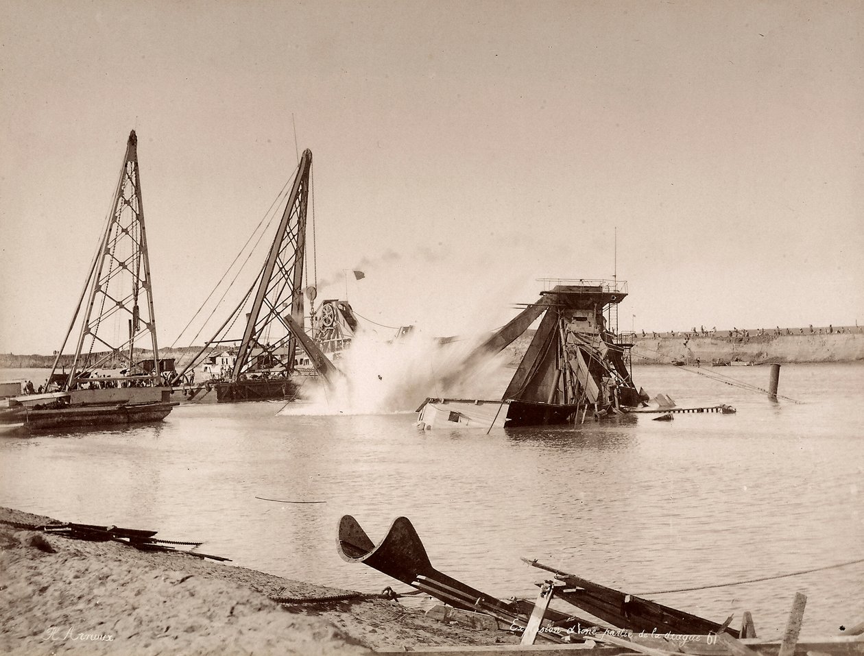 Explosão de uma draga colocada num canal. de Hippolyte Arnoux
