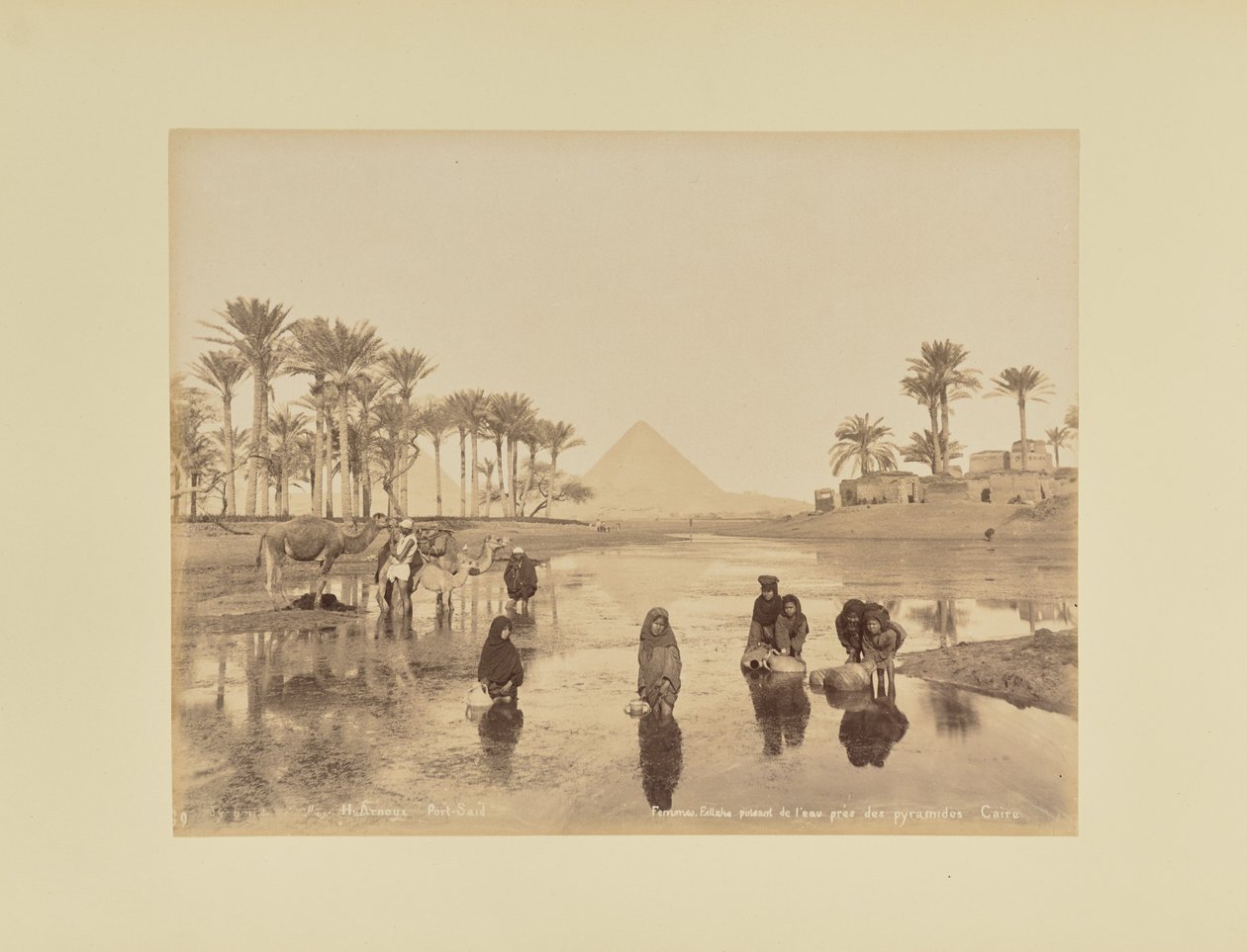 Mulheres, Fellahs, a tirar água perto das pirâmides, Cairo de Hippolyte Arnoux