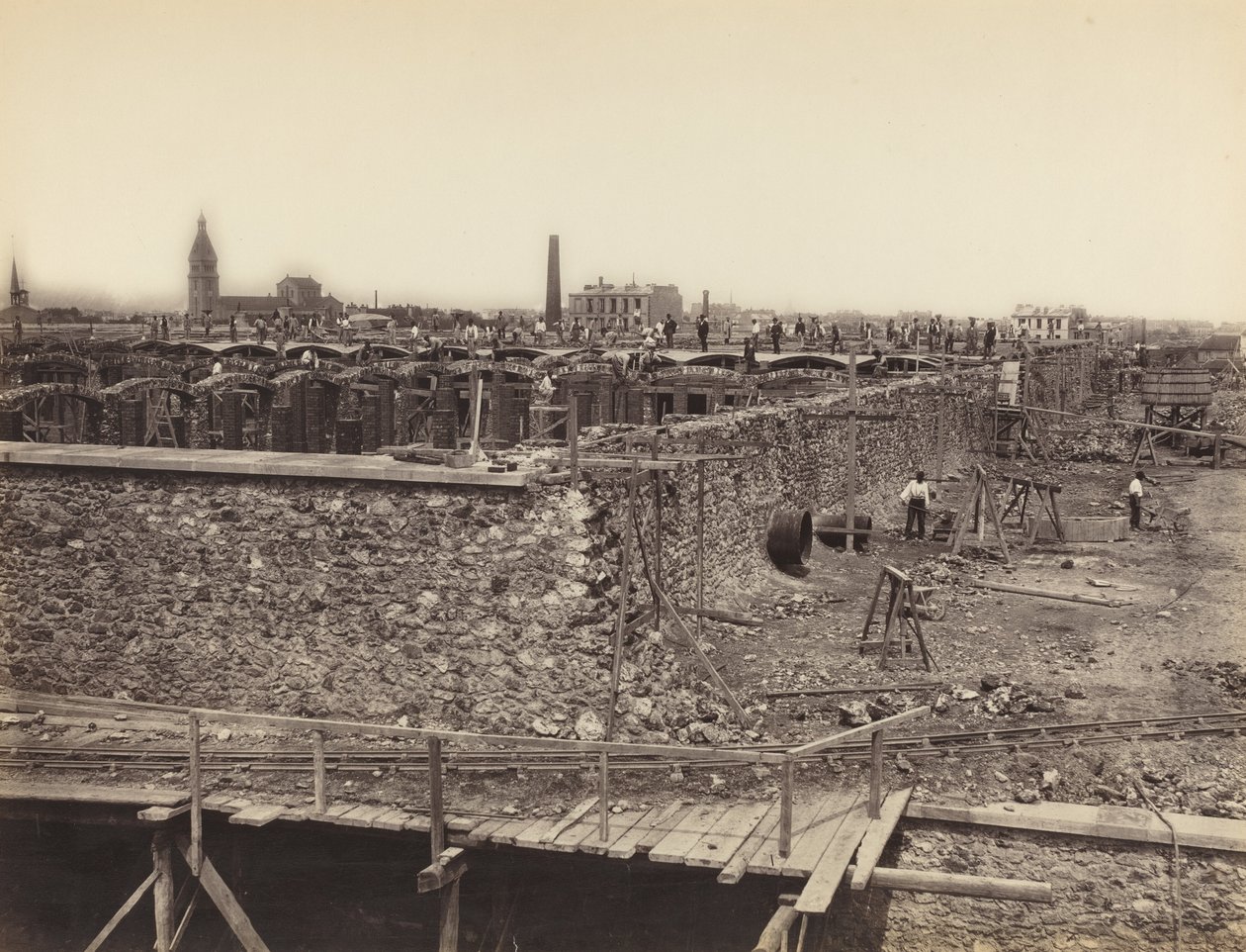 Reservatório de Montrouge, bacia superior, lado direito Reservatório de Montrouge, Bacia superior..., c. 1870. de Hippolyte Auguste Collard