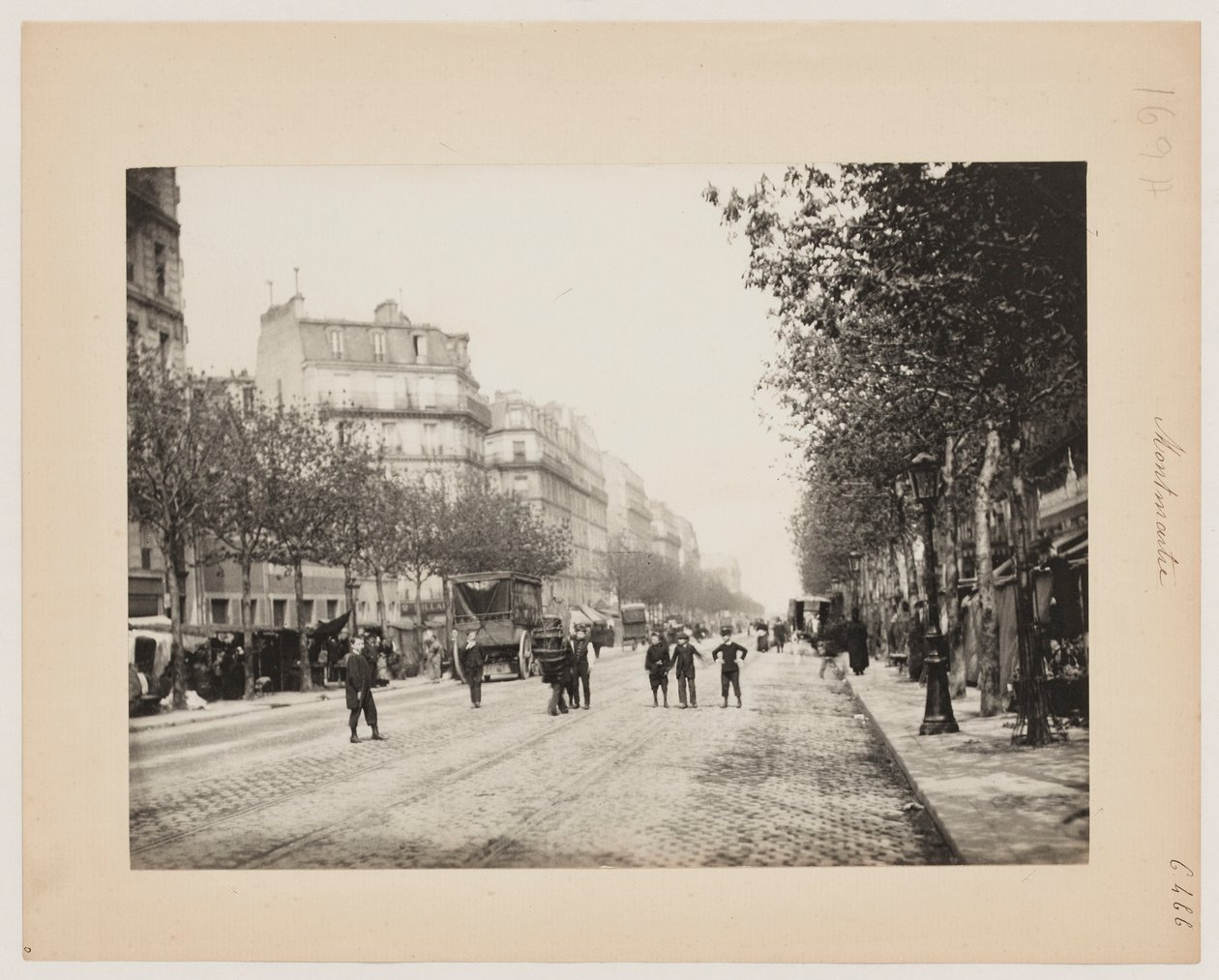 Uma rua em Montmartre, Paris, c.1890 (foto) de Hippolyte Blancard