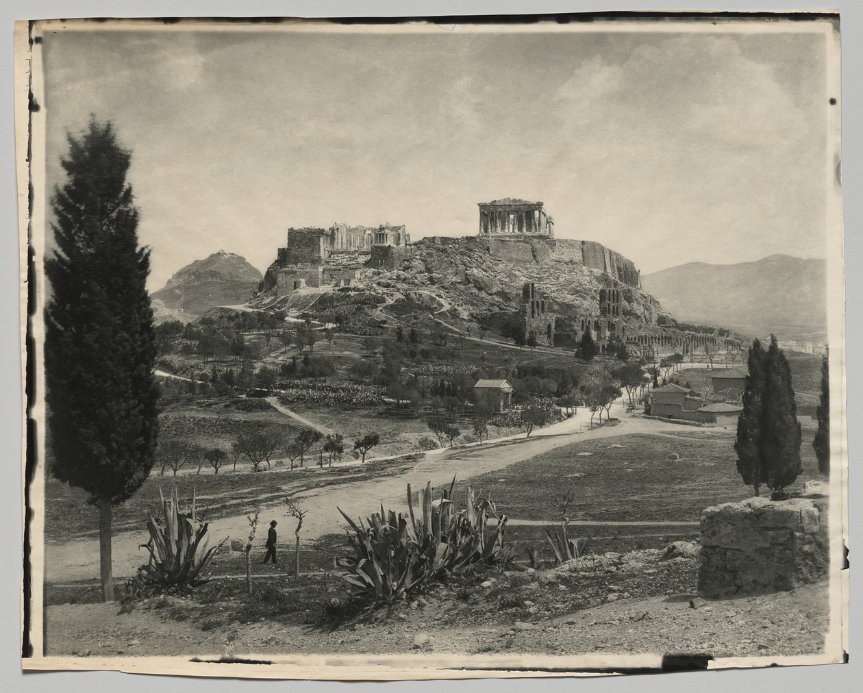 Vista da Acrópole (homem andando em primeiro plano) de Hippolyte Petitjean
