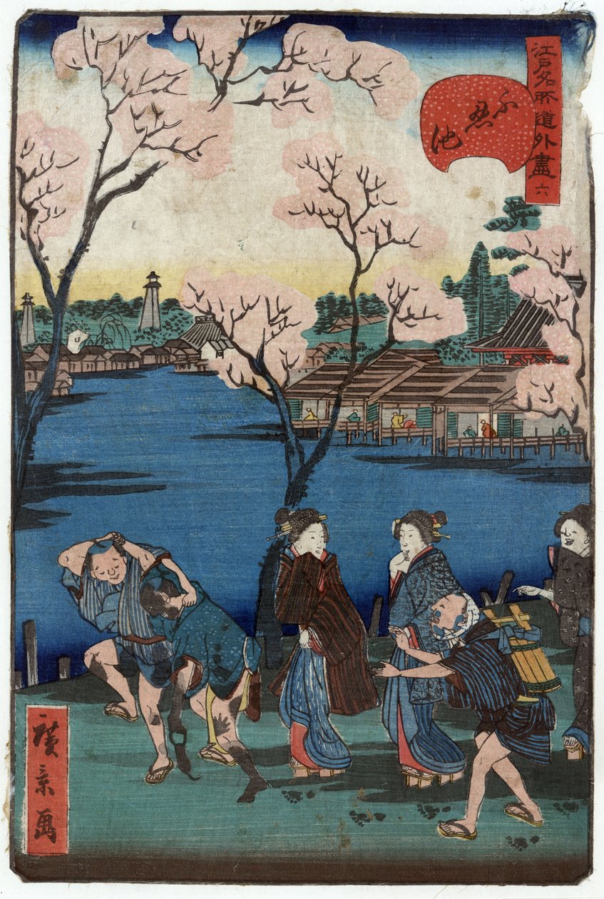 Lagoa Shinobazu, Tóquio, Japão: grupo de pessoas a caminhar ao longo da margem da lagoa Shinobazu, com flores de cerejeira e habitações em segundo plano de Hirokage Utagawa