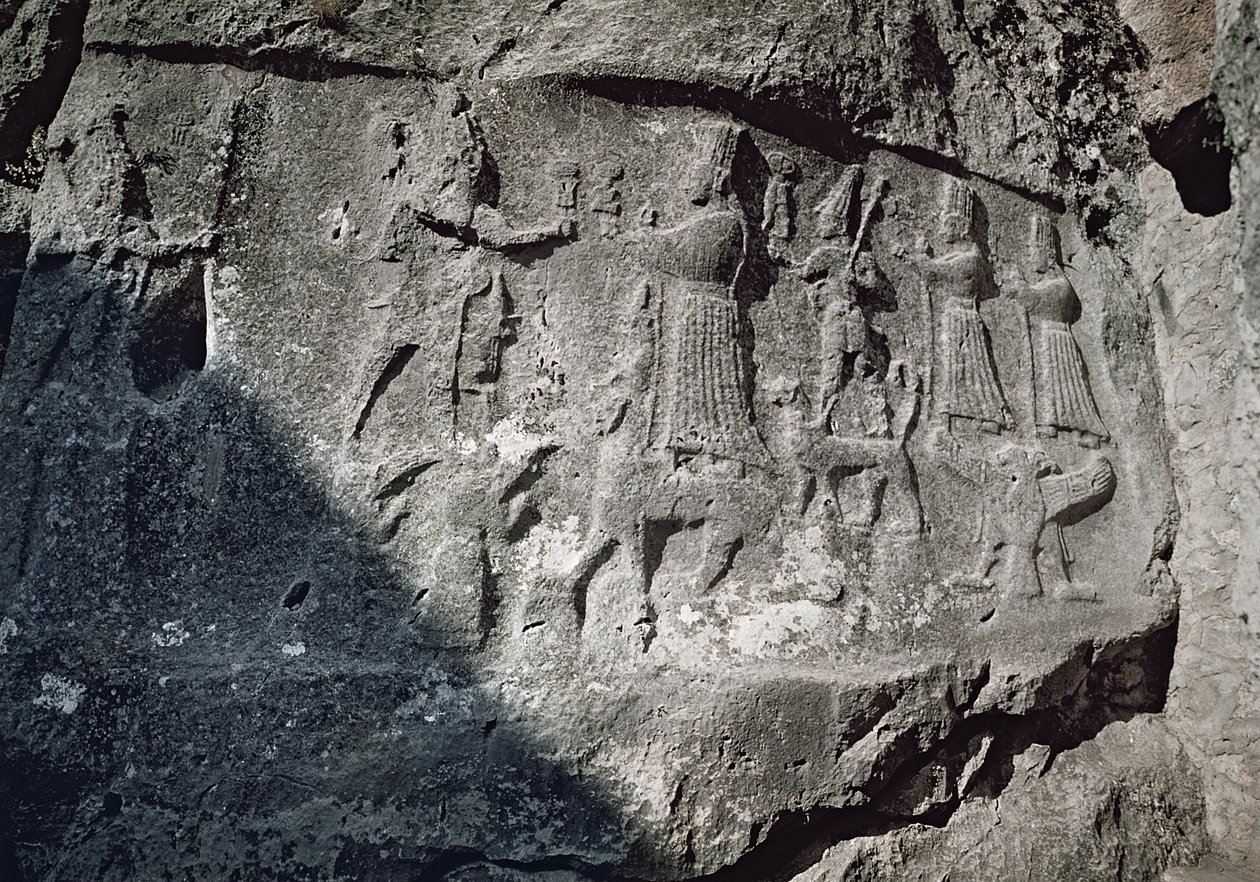Detalhe dos relevos da Câmara A representando o casamento místico do deus da tempestade, Teshub e a deusa da mãe-terra, foto de Hepat de Hittite